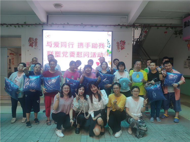 2121非凡向淳爱康园捐赠爱心午餐